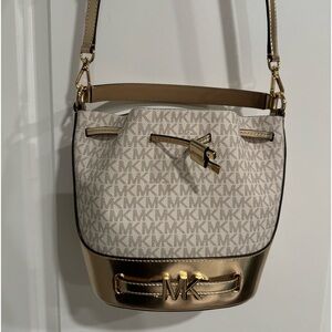 NEW Micheal Kors Reed cross body bucket purse